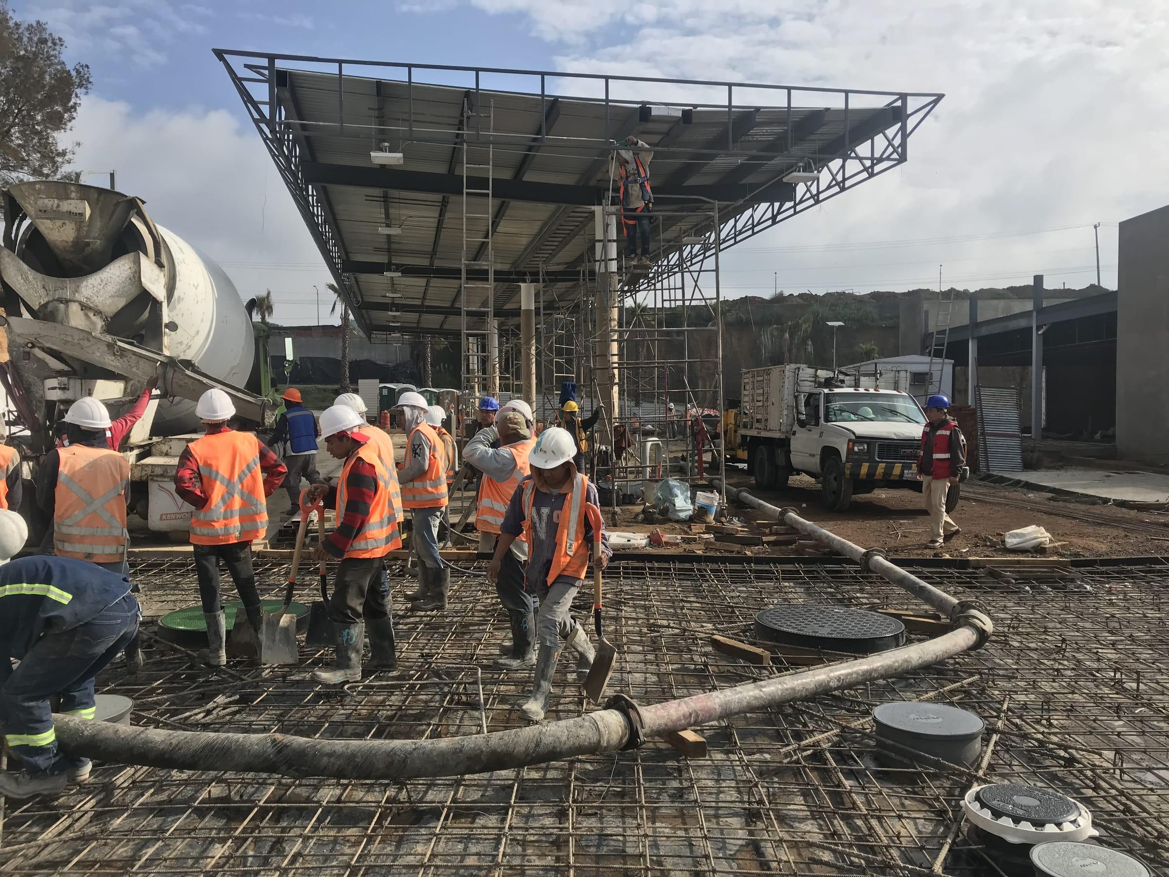 Colado de losa con cuadrilla de obra