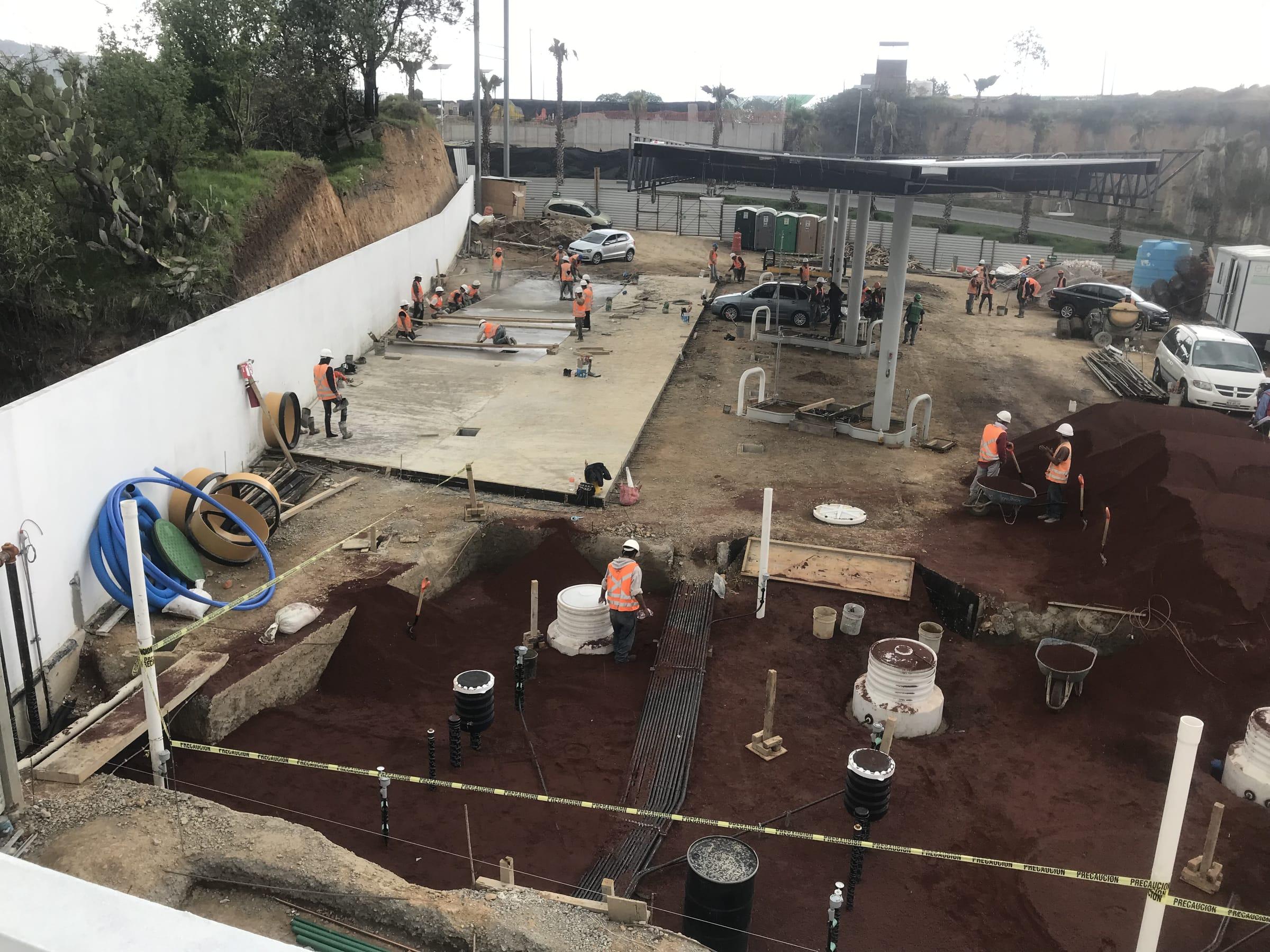 Excavación y muros perimetrales al inicio de la obra