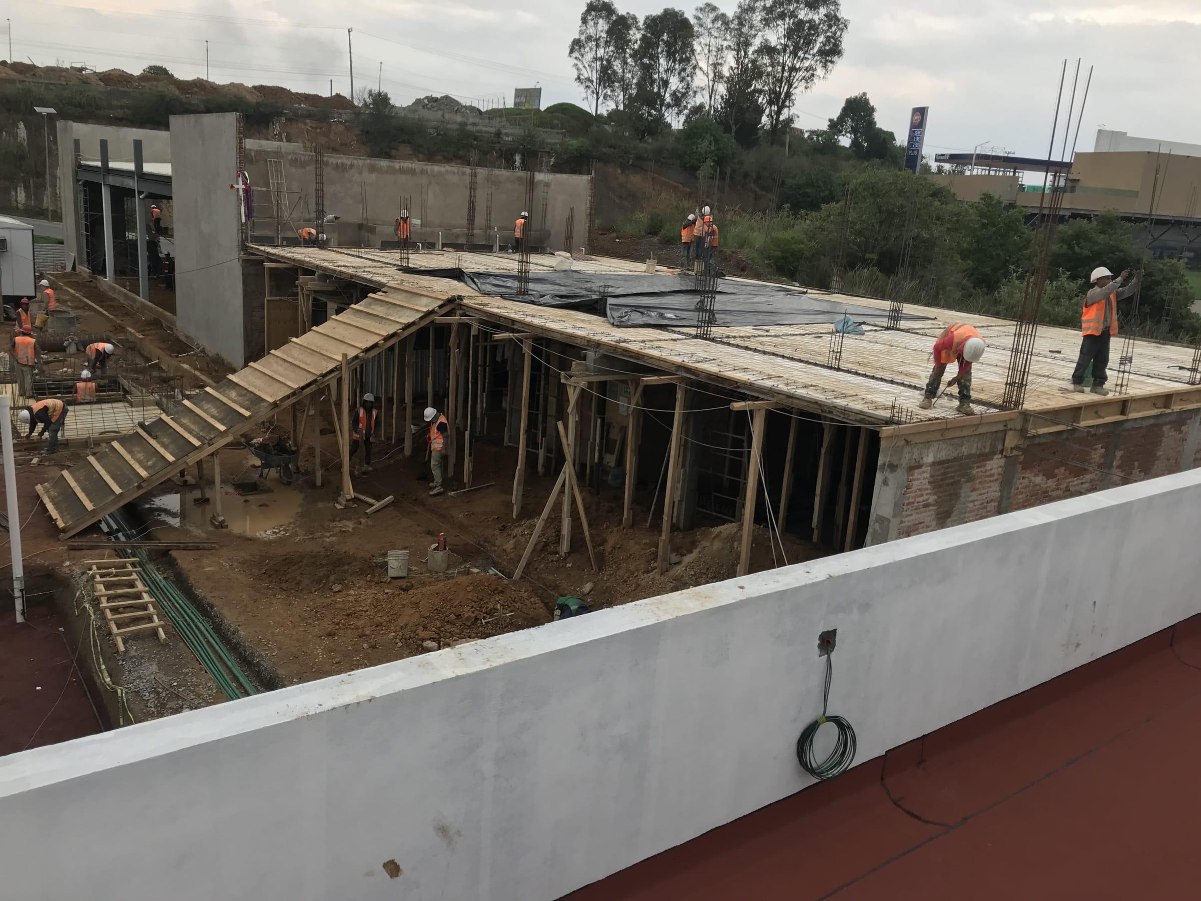 Cimbra y losa de concreto en construcción