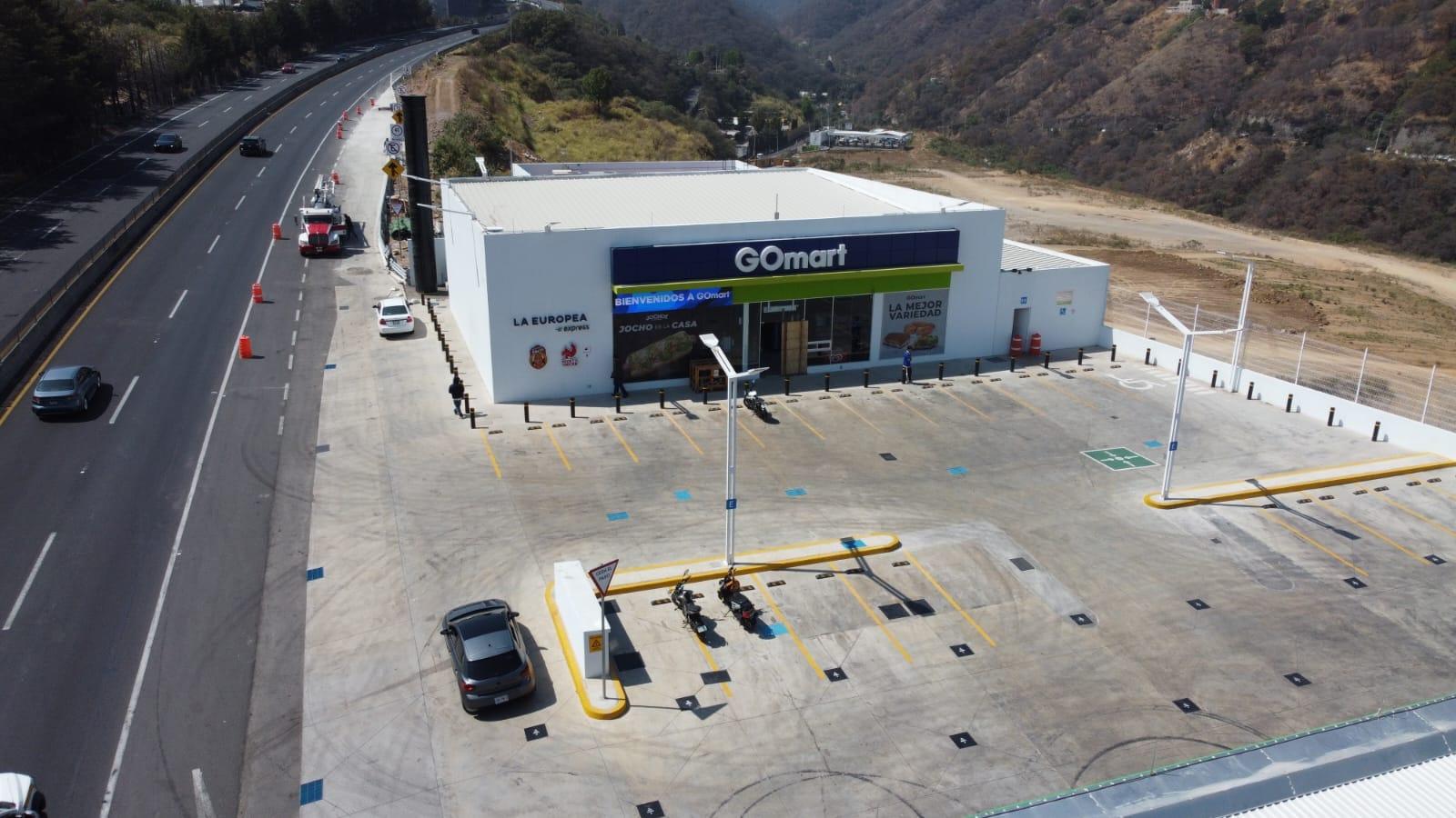 Tienda GoMart y patio de maniobras de la estación Mulata