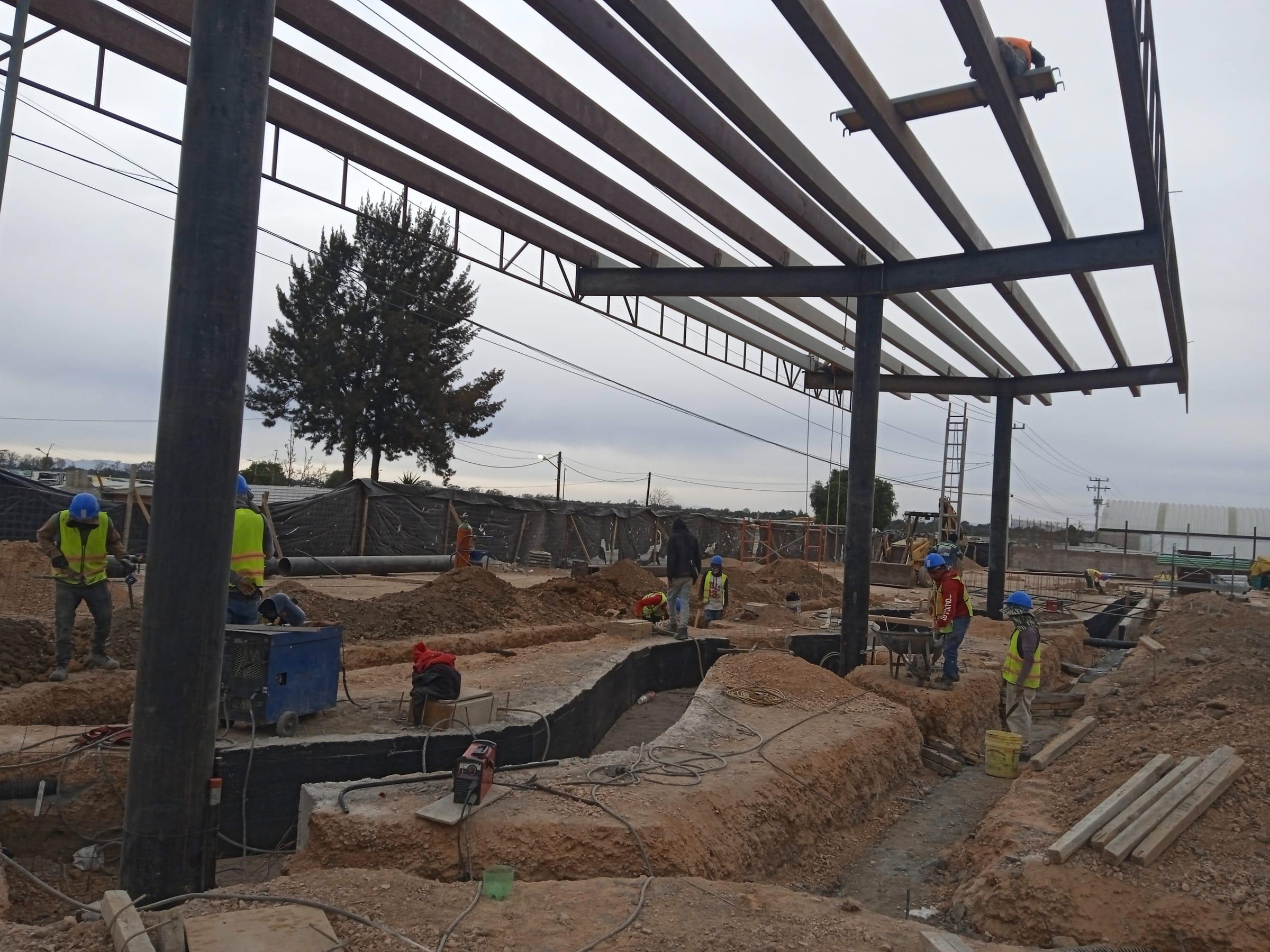 Columnas y estructura metálica de la ampliación