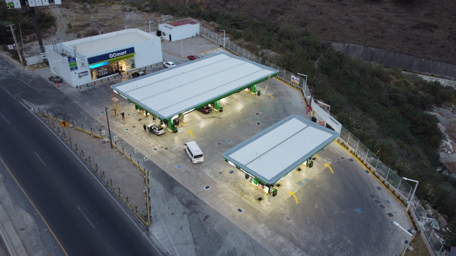 Vista aérea nocturna de la estación de servicio Inmobiliaria Rives en Naucalpan