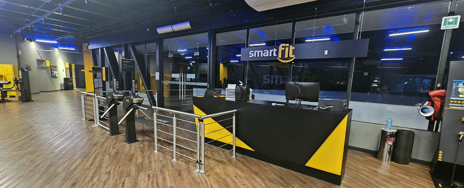 Recepción y torniquetes de acceso del gimnasio Smart Fit en Naucalpan