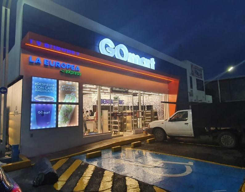 Fachada iluminada de tienda GoMart
