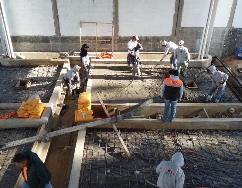 Colado de piso con cuadrilla de obra