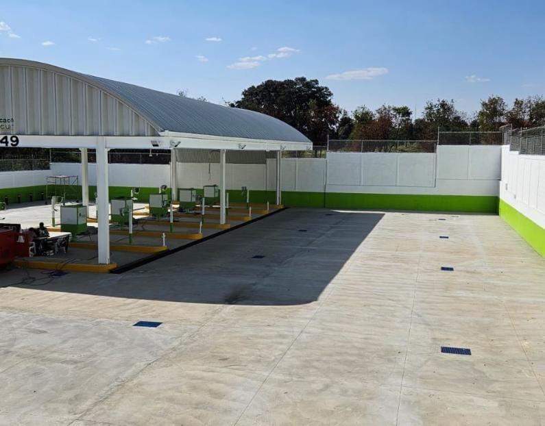 Patio y nave del verificentro en Lerma