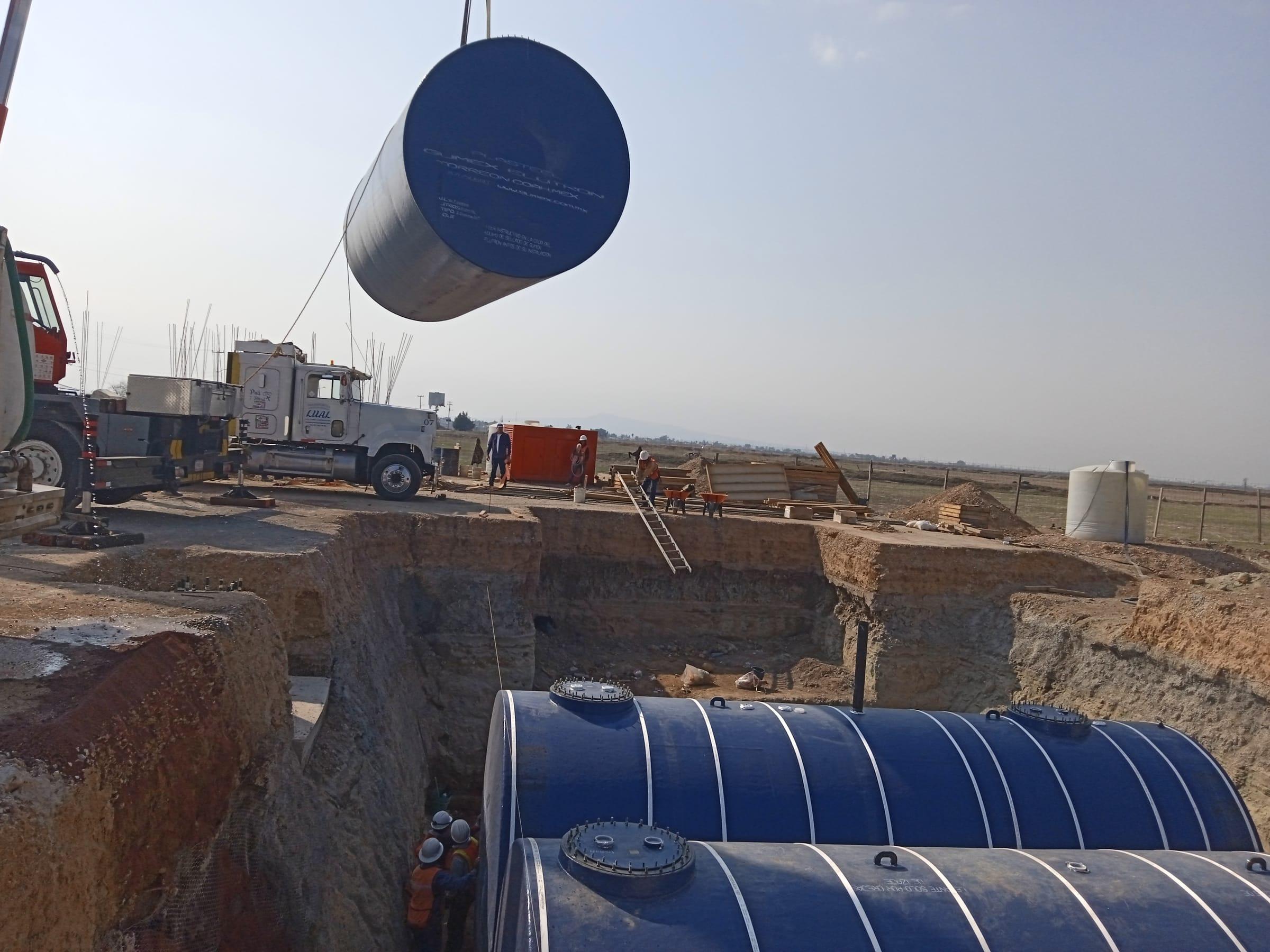 Maniobra de colocación de tanque de almacenamiento
