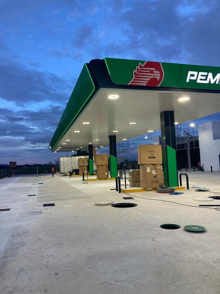 Zona de despacho terminada al anochecer