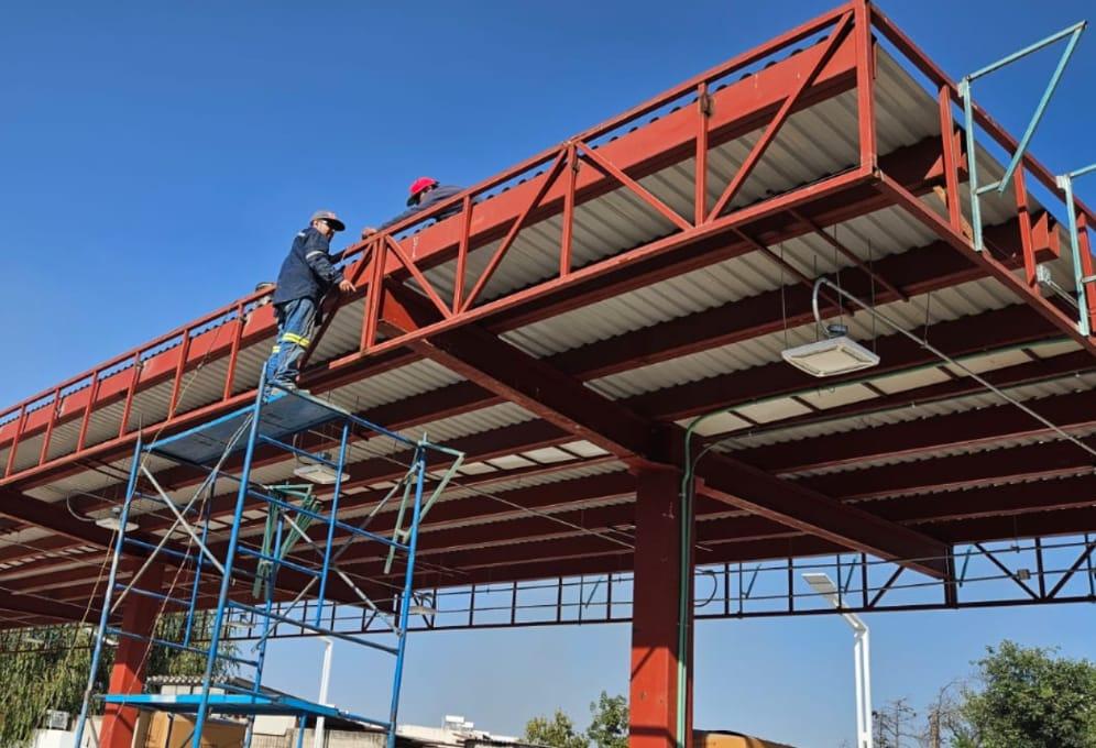 Montaje de la estructura metálica de la techumbre de despacho