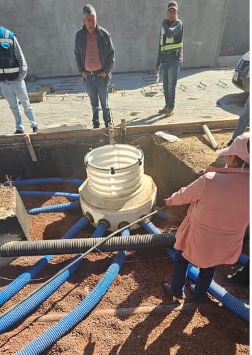 Registro de tanque durante la instalación electromecánica