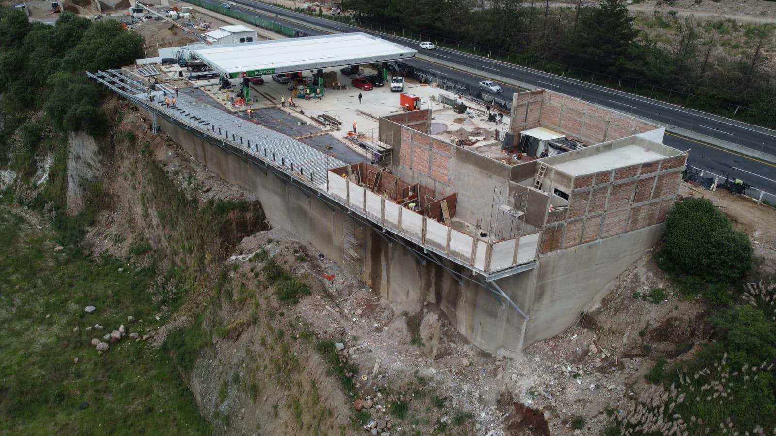 Muro de contención y plataforma de la estación durante la obra